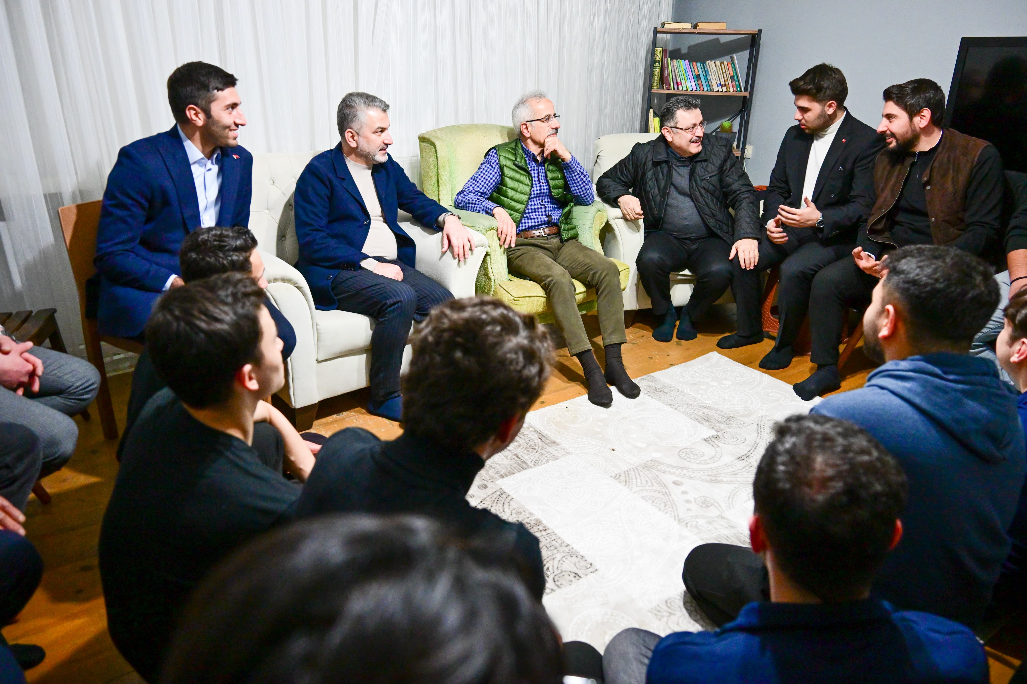 Bakan Uraloğlu, Üniversite Öğrencileriyle Sahurda Buluştu